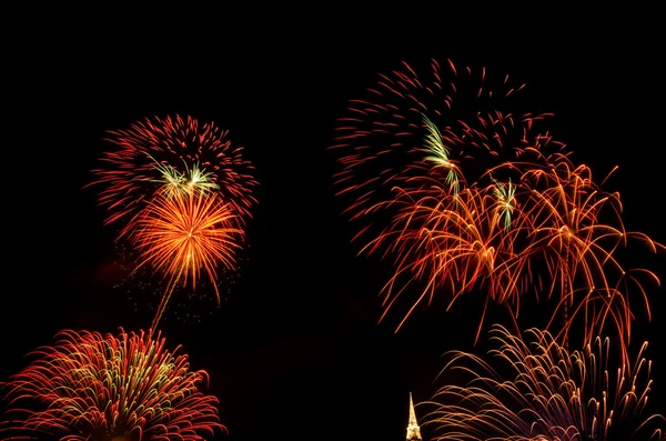 Feuerwerk über der thailändischen Pagode — Stockfoto