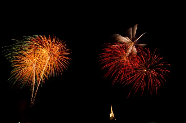 Fogos de artifício exibir acima pagode tailandês — Fotografia de Stock