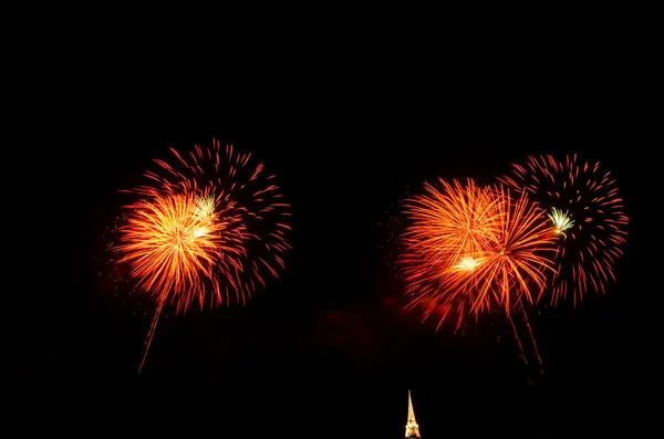 Feuerwerk über der thailändischen Pagode — Stockfoto