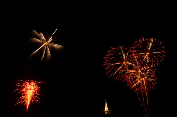 Fogos de artifício exibir acima pagode tailandês — Fotografia de Stock