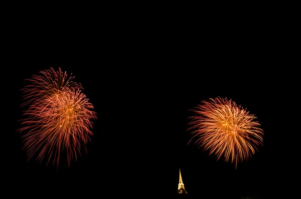 Feux d'artifice au-dessus de la pagode thaïlandaise — Photo