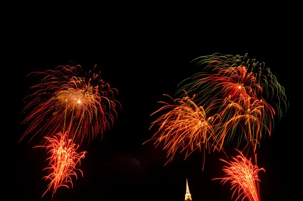 Fogos de artifício exibir acima pagode tailandês — Fotografia de Stock