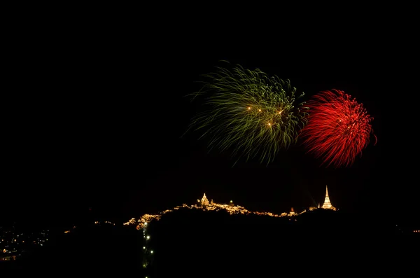 Fogos de artifício exibir acima templo tailandês na colina — Fotografia de Stock