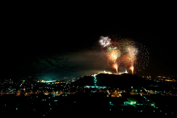 Feuerwerk über dem thailändischen Tempel auf dem Hügel — Stockfoto