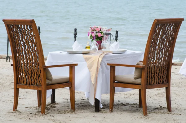 De instelling van het diner op het strand — Stockfoto