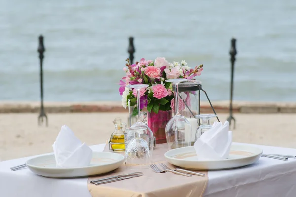 Dinner setting on the beach — Stock Photo, Image