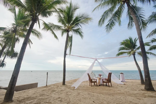 Dinner setting on the beach — Stock Photo, Image