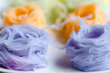 Tay erişte Curry ile yenir