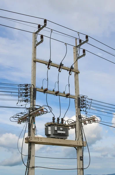 Elektriciteit distributie transformator — Stockfoto
