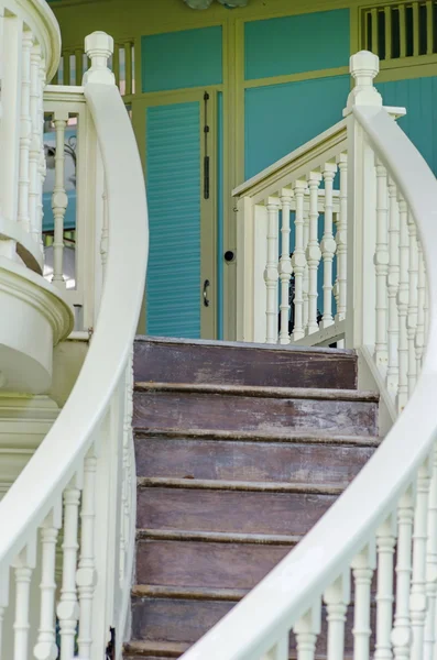 Alte Treppe aus Teakholz lizenzfreie Stockfotos