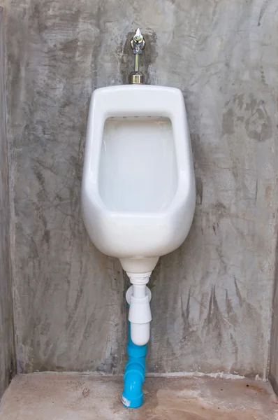 Urinarios blancos en el baño público — Foto de Stock