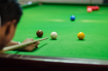 Bilardo oynayan adam