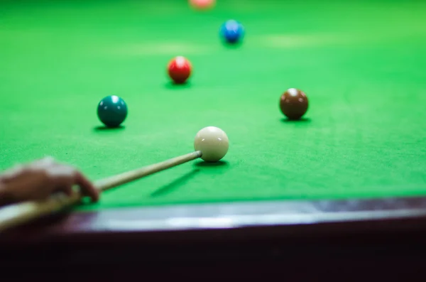 Homem a jogar snooker — Fotografia de Stock