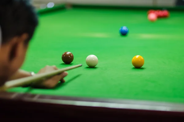 Homem a jogar snooker — Fotografia de Stock