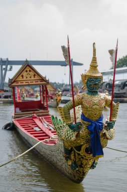 Thai royal mavna