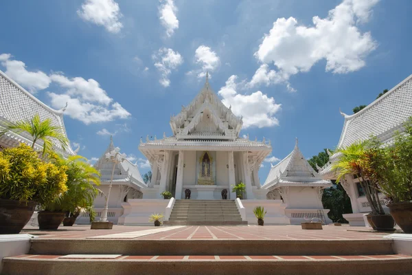 Белый древний тайский храм — стоковое фото