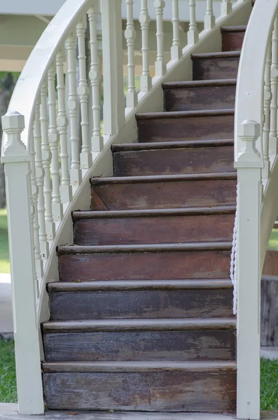 Viejas escaleras de madera de teca — Foto de Stock