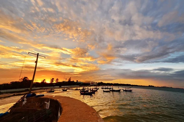 Pequenos barcos de pesca no mar — Fotografia de Stock