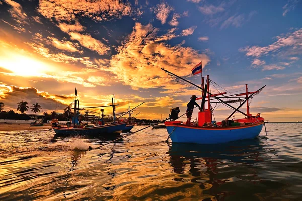 Pequeños barcos de pescadores en el mar — Foto de Stock