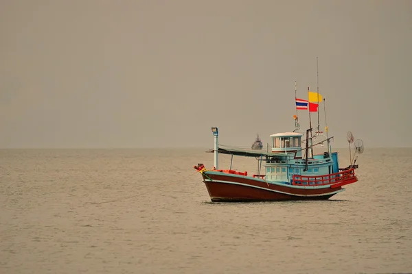 Kleine vissersboten in de zee — Stockfoto