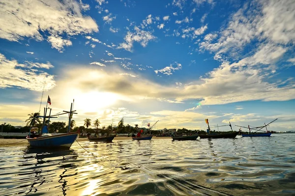 Pequeños barcos de pescadores en el mar — Foto de Stock