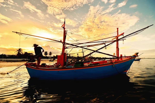 Pequenos barcos de pesca no mar — Fotografia de Stock