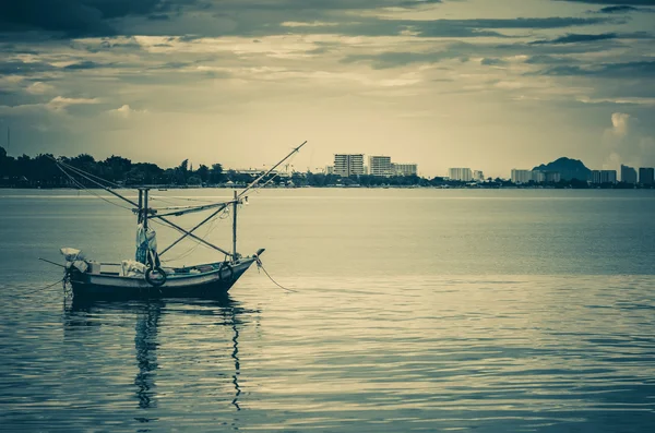 เรือประมงขนาดเล็กในทะเล — ภาพถ่ายสต็อก