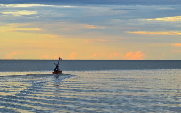 Pequeño barco de pesca en el mar —  Fotos de Stock