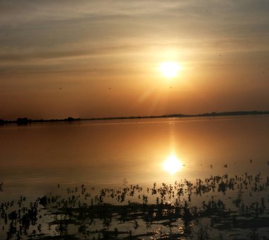 Akşam, Sırbistan 'ın Lukino Selo ve Zrenjanin kentine yakın fantastik bir manzaraya düştü