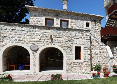 Tvrdos Manastırı, Bosna-Hersek 'in Trebinje kenti yakınlarındaki 15. yüzyıldan kalma bir Sırp Ortodoks manastırı. Bölgedeki ilk Roma kilisesinin 4. yüzyıl temelleri hala görülebilir durumda..