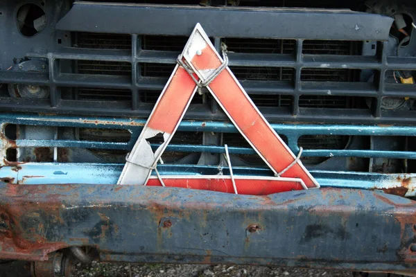 Coche Dañado Con Triángulo Advertencia —  Fotos de Stock