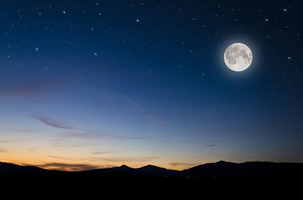 Vollmond im Hintergrund — Stockfoto