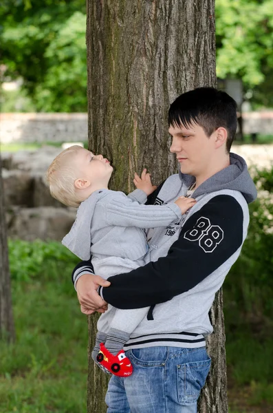 Jonge man en baby — Stockfoto