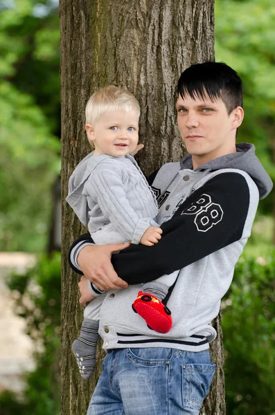 Bebek ve genç adam — Stok fotoğraf