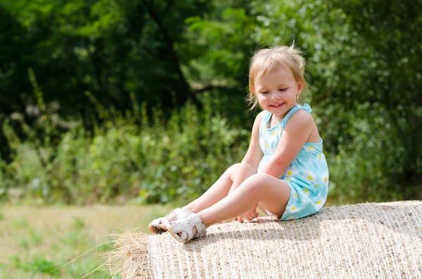 Schattig klein meisje — Stockfoto