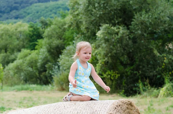 Schattig klein meisje — Stockfoto