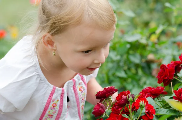 Schattig klein meisje — Stockfoto