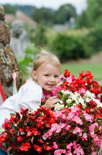 Niedliches kleines Mädchen — Stockfoto