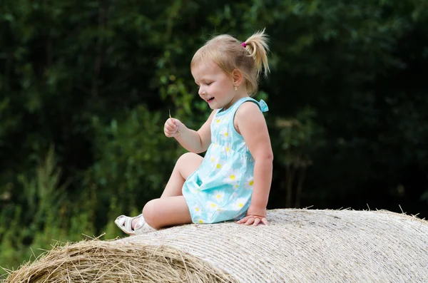 Schattig klein meisje — Stockfoto