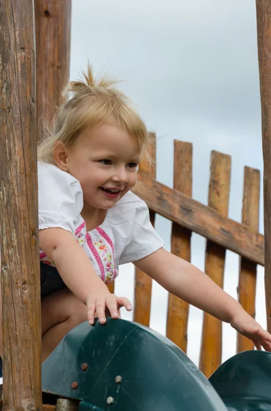 Schattig klein meisje — Stockfoto