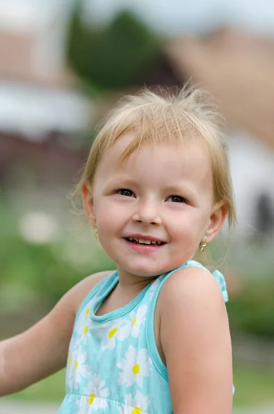 Schattig klein meisje — Stockfoto