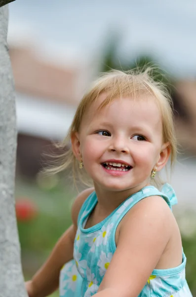 Niedliches kleines Mädchen — Stockfoto