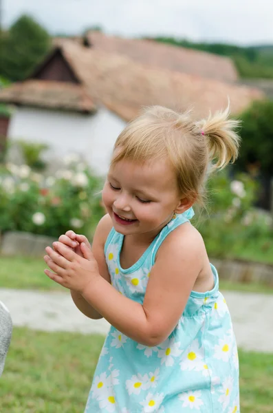 Schattig klein meisje — Stockfoto