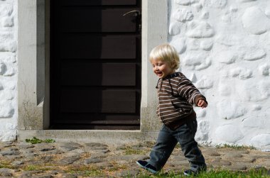 Şirin küçük çocuk.