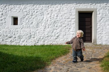 Şirin küçük çocuk.