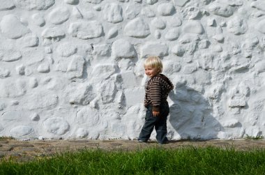 Şirin küçük çocuk.