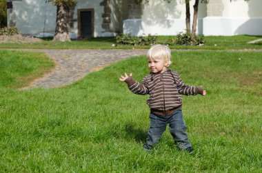 Şirin küçük çocuk.