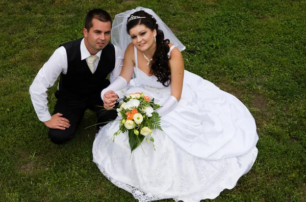 Wedding couple in a park — Stock Photo, Image