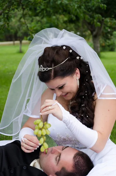 Pasangan pengantin di taman — Stok Foto