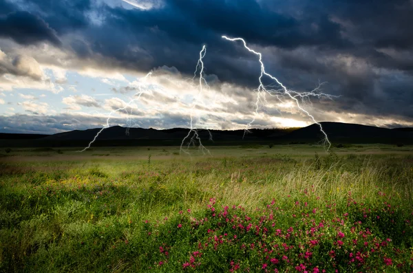 Tormenta con relámpagos — Foto de Stock